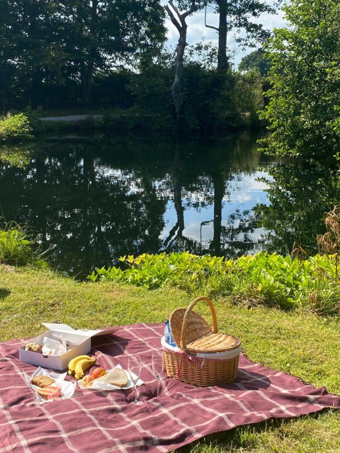 The Shepherd'S Hut - Wild Escapes Wrenbury Off Grid Glamping - Ages 12 And Over Baddiley Ngoại thất bức ảnh
