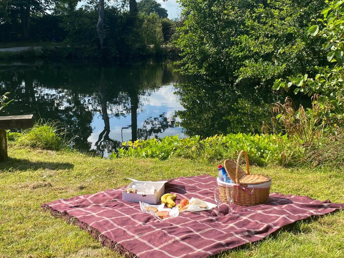 The Shepherd'S Hut - Wild Escapes Wrenbury Off Grid Glamping - Ages 12 And Over Baddiley Ngoại thất bức ảnh