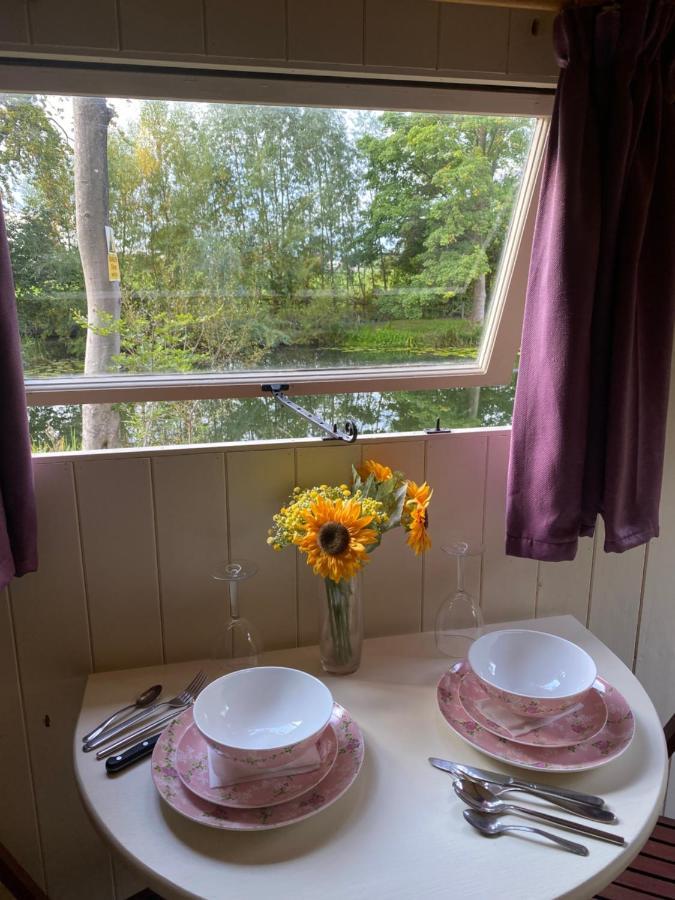 The Shepherd'S Hut - Wild Escapes Wrenbury Off Grid Glamping - Ages 12 And Over Baddiley Ngoại thất bức ảnh